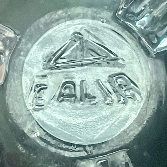 ‘DISTINCTIVE’ & VINTAGE, TRI-FOOTED, MINI ROUND GLASS ‘RING/TRINKET’ BOX… - Picture 3 of 6